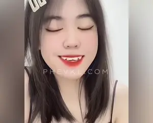 Bé gái răng khểnh chơi tiktok giật giật thủ dâm với cái bướm cực múp