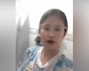 Em Nhung 2k3 Fan M10 show hàng trong nhà vệ sinh